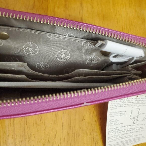 NWT Adrienne Vittadini Wristlet, Charging Wallet - Picture 4 of 5
